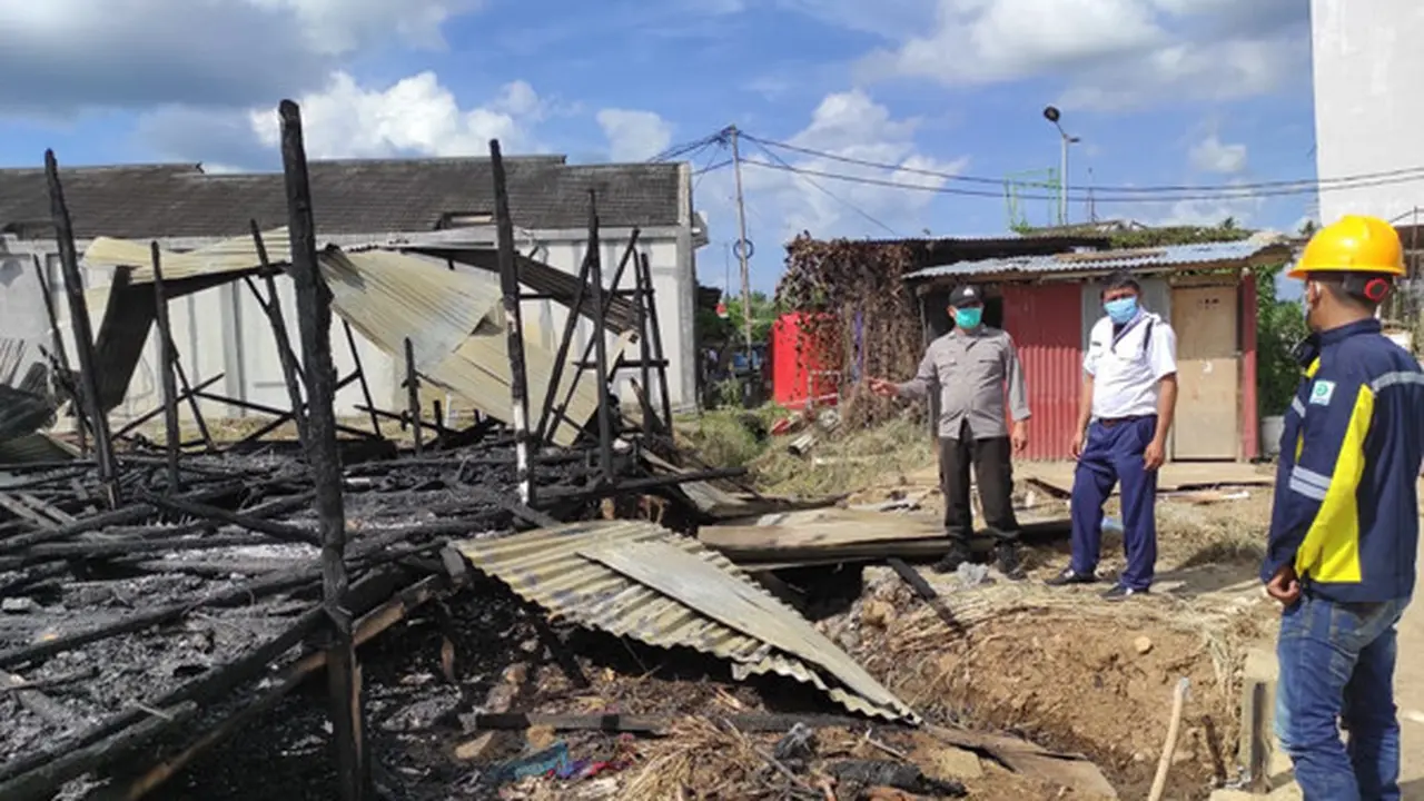 Harnol bergegas mendatangi lokasi dan mendapati bedeng berukuran 15×4 meter tersebut sudah terbakar.