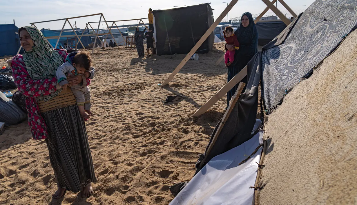 Khan Younis terletak di bagian selatan Jalur Gaza, di mana banyak warga sipil mengungsi sementara Israel memulai kampanyenya melawan Hamas di bagian utara wilayah kantong itu. (AP Photo/Fatima Shbair)