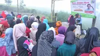 Sembako yang melambung tinggi telah menjadi pukulan keras bagi para petani di Pangalengan, Kabupaten Bandung. Namun, di tengah kenaikan harga yang mengkhawatirkan tersebut, UMKM Sahabat Sandi Uno Pangalengan dengan cepat merespons krisis ini dengan menyelenggarakan bazar sembako murah demi ringankan ekonomi masyarakat (Istimewa)