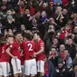 Para pemain Manchester United merayakan gol yang dicetak oleh Anthony Martial ke gawang Manchester City pada laga Premier League di Stadion Old Trafford, Minggu (8/3/2020). Manchester United menang dengan skor 2-0. (AP/Dave Thompson)