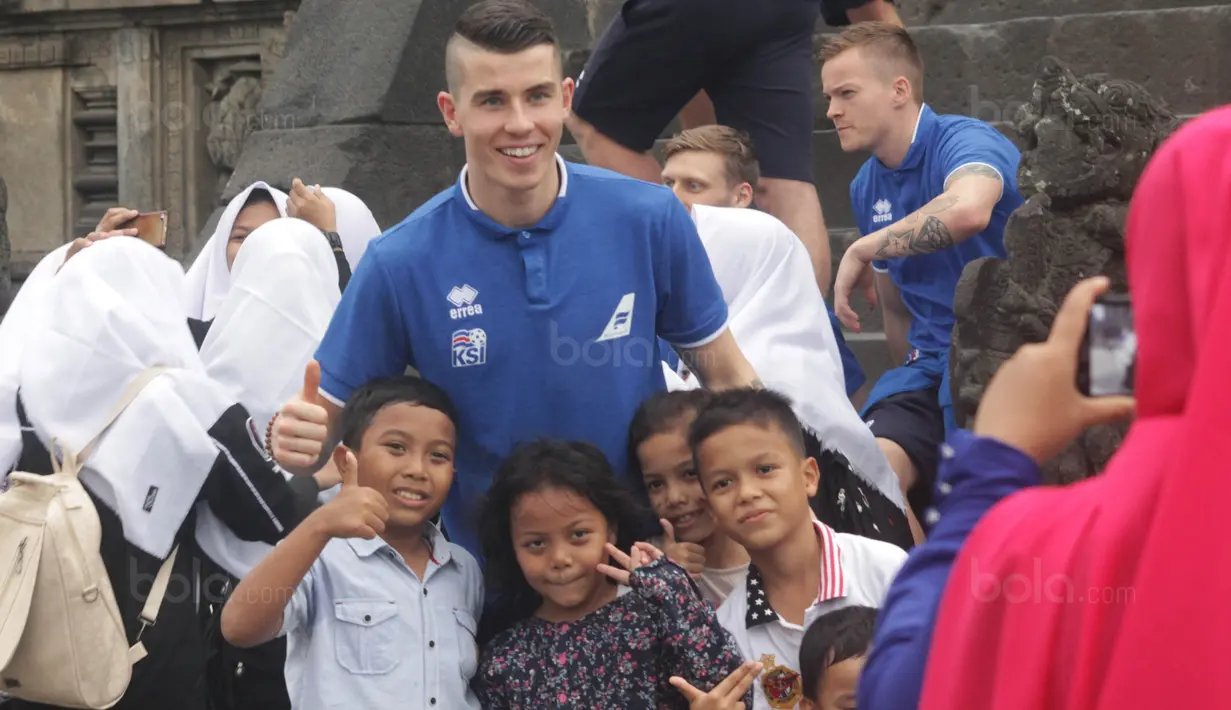 Pemain Timnas Islandia foto bersama warga saat mengunjungi Candi Prambanan di pebatasan Jawa Tengah-Yogyakarta, Senin (8/1/2018). Timnas Islandia datang ke Indonesia untuk menjalani dua laga persahabatan. (Bola.com/Ronald Seger)