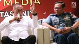 Menteri Pertahanan, Ryamizard Ryacudu (kiri) didampingi Sekjen Kemhan, Laksamana Madya TNI Agus Setiadji saat memberi keterangan di Jakarta, Senin (15/4). Keterangan terkait sejumlah isu strategis jelang Pemilu 2019 dan Netralitas TNI. (Liputan6.com/Helmi Fithriansyah)