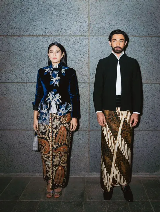 Reza Rahadian tampil bak pangeran Jawa dengan jas beskap dari Kraton dan batik dari Go Tik Swan [@hagaipakan]