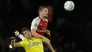 Pemain Arsenal, Mathieu Debuchy (atas) berebut bola dengan pemain Norwich City, Nelson Oliveira pada lanjutan Piala Liga Inggris di Emirates Stadium, Rabu (25/10). Edward Nketiah memborong gol Arsenal saat mengalahkan Norwich City 2-1. (AP/Alastair Grant)