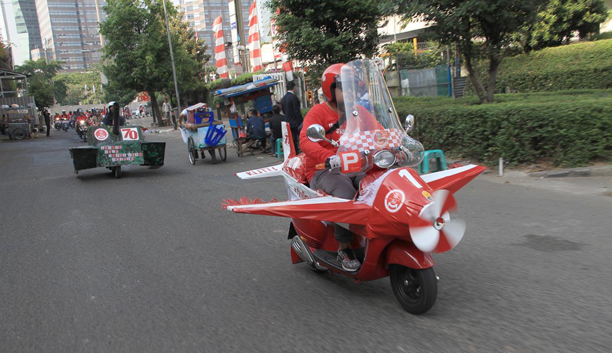 Vespa ET4 yang diberi hiasan ala pesawat. (Source: naikmotor.com)