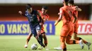 Tendangan tinggi nan melengkung dilepaskannya dari sisi kiri jauh lapangan dan coba dijemput oleh Dedik Setiawan. Namun, bola tak terjangkau dan justru meluncur masuk ke gawang dan tidak sempat dihalau oleh kiper Persiraja, Fakhrurrazi Quba. (Bola.com/Bagaskara Lazuardi)