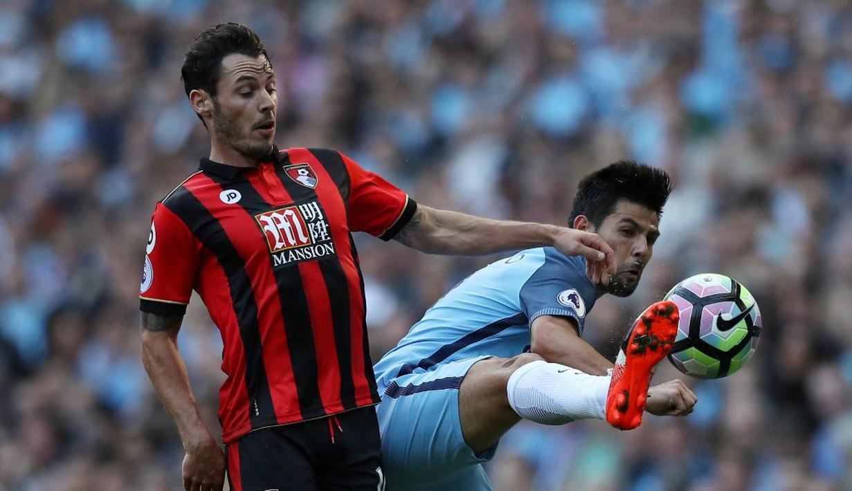Pemain Manchester City, Nolito (kanan), berebut bola dengan pemain Bournemouth, Adam Smith, dalam laga pekan kelima Premier League di Stadion Etihad, Sabtu (17/9/2016) malam WIB. (Reuters/Phil Noble)