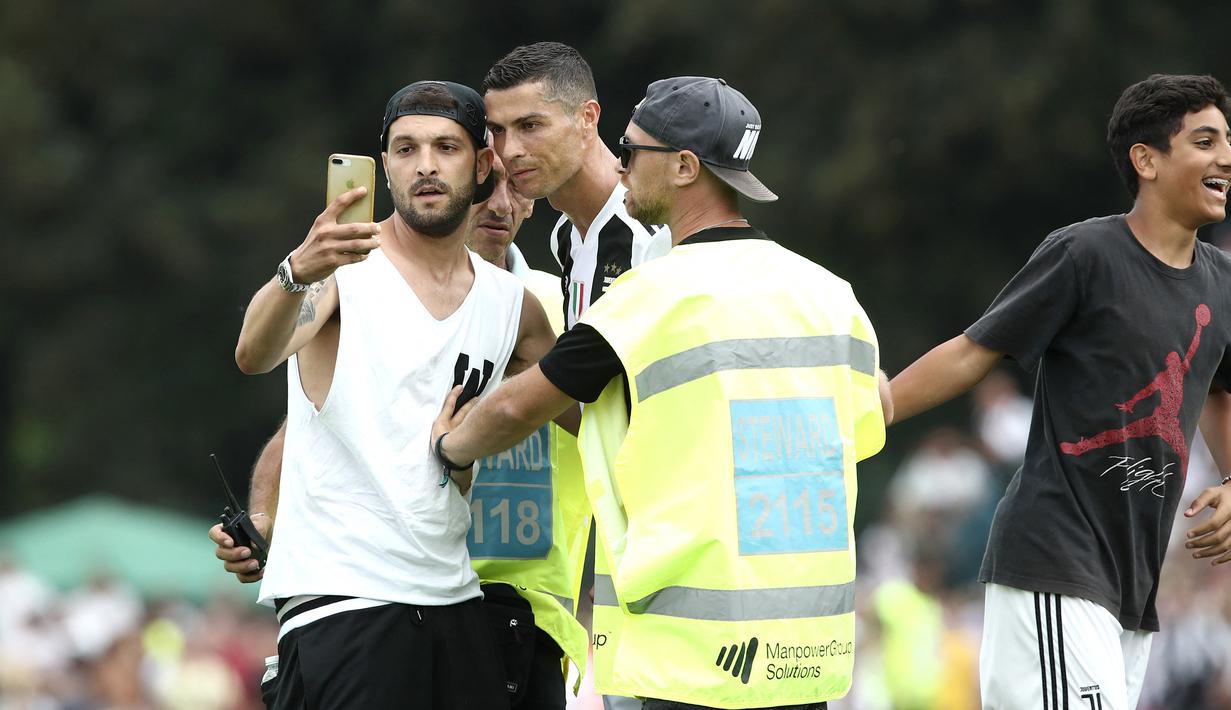 Cristiano Ronaldo. Striker asal Portugal berusia 37 tahun ini didatangkan Juventus dari Real Madrid pada awal musim 2018/2019 dengan nilai transfer mencapai 117 juta euro atau setara Rp1,8 triliun. Juventus sendiri mendatangkan CR-7 dari Manchester United pada awal musim 2009/2010 dengan nilai transfer 94 juta euro. Sejak awal musim 2021/2022 Juventus melepas Cristiano Ronaldo kembali ke MU dengan nilai transfer hanya 15 juta euro. (AFP/Isabella Bonotto)