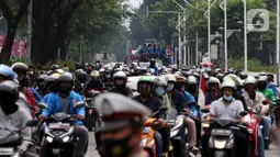 Mahasiswa menaiki sejumlah kendaraan saat konvoi menuju Gedung DPR/MPR, Jakarta, Kamis (8/10/2020). Mahasiswa ini rencananya akan menggelar aksi menolak UU Cipta Kerja. (Liputan6.com/Johan Tallo)