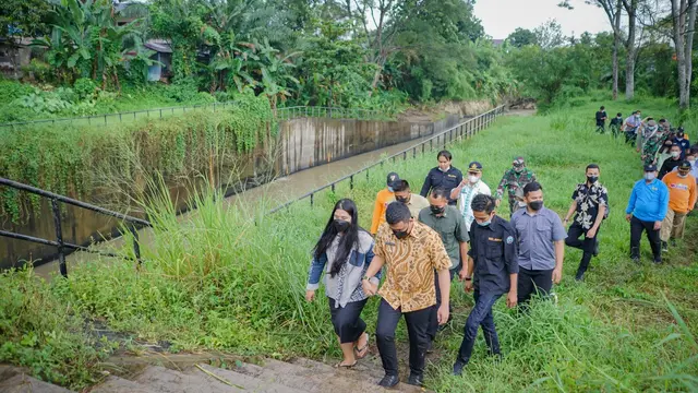 Peringati Hari Lingkungan Hidup, Bobby Ajak Kahiyang Terobos Hujan Kunjungi Hutan Kota