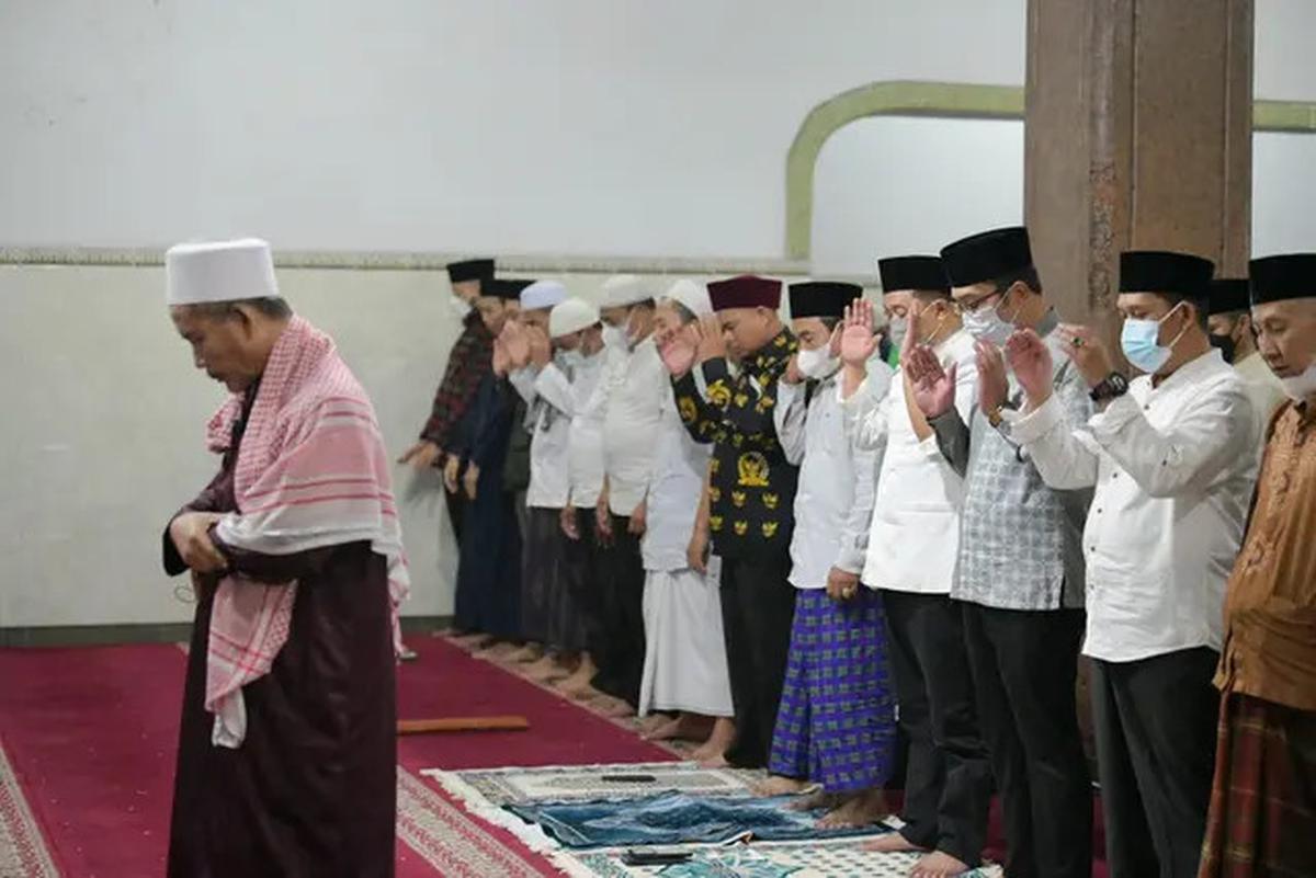 Niat Sholat Jenazah Laki-Laki dan Bedanya dengan Perempuan, Lengkap Arab dan Arti