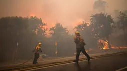 Kebakaran hutan di Pacific Palisades, sebuah kawasan perbukitan di Los Angeles melahap lebih dari lima km persegi lahan serta mengeluarkan asap tebal yang terlihat dari seluruh kota. (Apu Gomes/Getty Images North America/Getty Images via AFP)