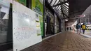 Tanda terkait protokol kesehatan ditampilkan di luar apotek di Wellington, Rabu (18/8/2021). Perdana Menteri Selandia Baru Jacinda Ardern pada Selasa (17/8), menempatkan negaranya di bawah lockdown nasional selama tiga hari setelah satu kasus baru COVID-19 muncul di Auckland. (Marty MELVILLE/AFP)