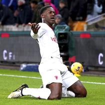 Pemain Manchester United, Kobbie Mainoo, melakukan selebrasi setelah mencetak gol ke gawang Wolverhampton Wanderers pada laga Liga Inggris pekan 22 di Stadion Molineux, Jumat (2/2/2024). MU menang dengan skor 4-3. (AP Photo/Rui Vieira)