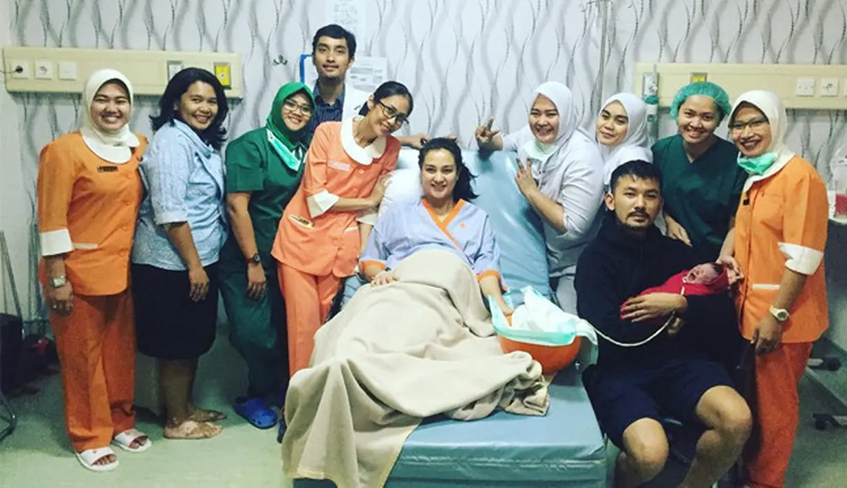 Menurut manajer Atiqah, Adik Kurniawan, sejak awal Atiqah tidak mau melahirkan anaknya secara caesar. "(Lahirannya)  Normal. memang atiqah kah dari awal gak mau cesar, maunya normal," ujar Adik. (Instagram/riodewanto)