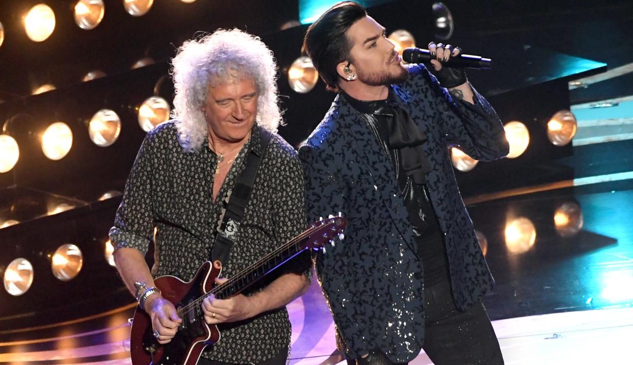 Personel band Queen, Adam Lambert dan Brian May  tampil membuka perhelatan Oscar 2019 di Dolby Theatre, Los Angeles, Minggu (24/2). Queen menjadi magnet di Oscar 2019 karena biopic tentang band itu menjadi salah satu nomine (Kevin Winter/Getty Images/AFP)
