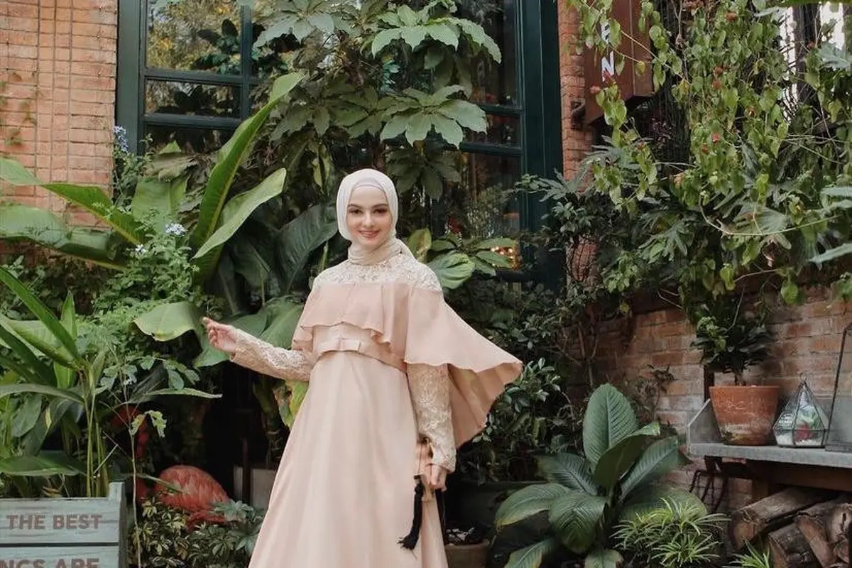 Mix & Match Baju Kondangan Saat Musim Hujan Biar Tetap Hangat dan Stylish