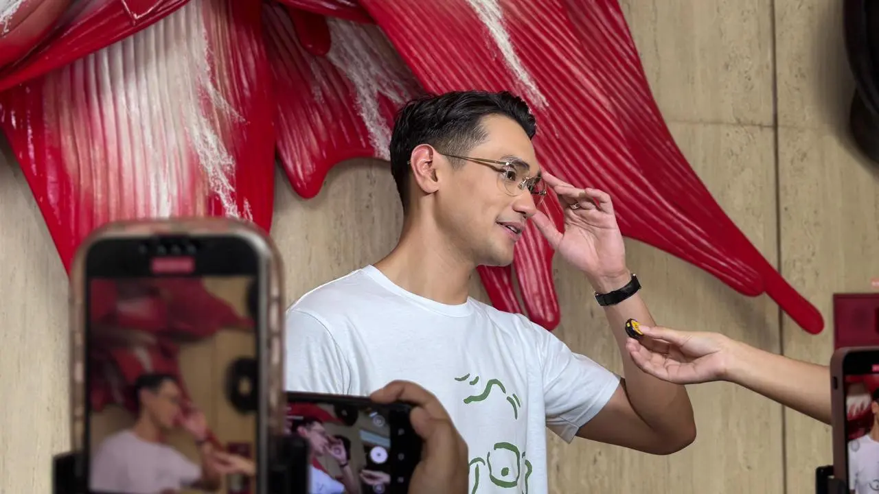 Afgan tampil dalam acara busking rilis single "Kacamata" di Salt Bread, Blok M, Jakarta Selatan pada Sabtu (11/10/2025).. (Aisyah Insani Maulida/ LIputan6.com)