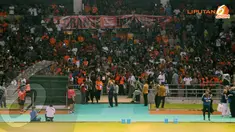 Ratusan fans Timnas Belanda memenuhi tribun barat Stadion Gelora Bung Karno untuk menyaksikan sesi latihan terakhir tim asuhan van Gaal pada Kamis 6 Juni 2013 (Liputan6.com/ Helmi Fithriansyah.)