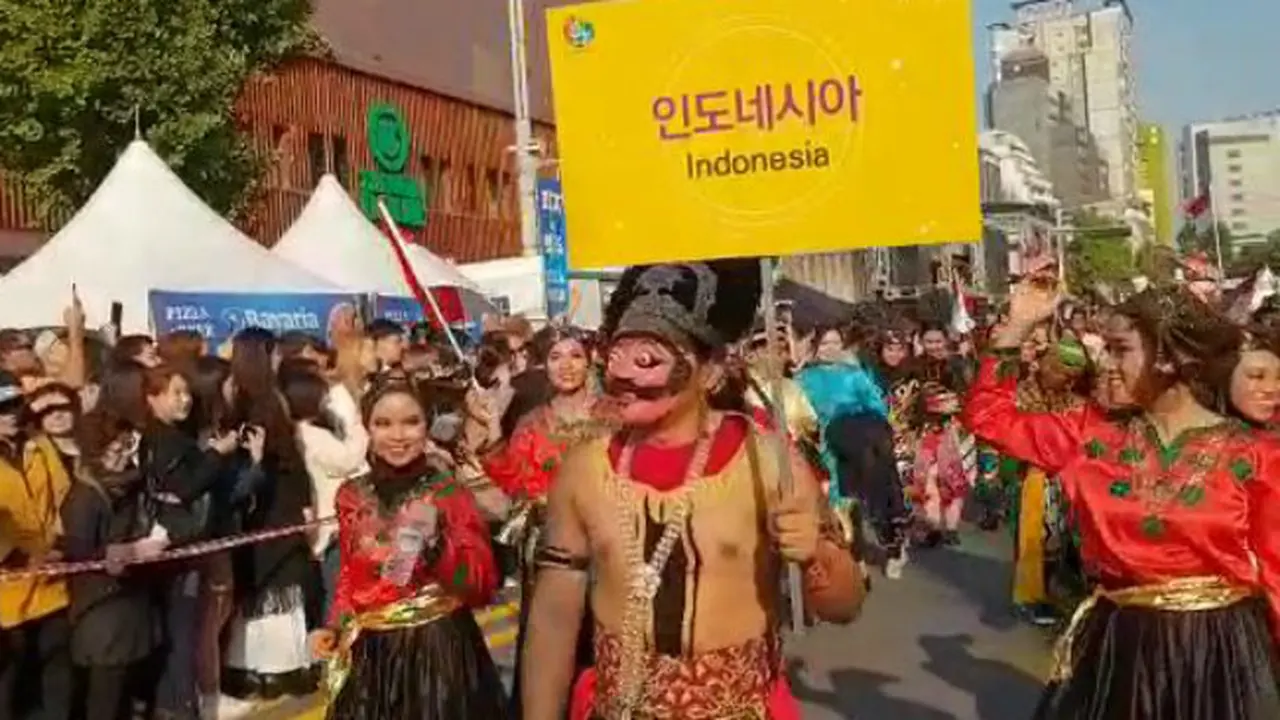 Kontingen Indonesia berparade dengan pakaian tradisional dalam agenda Itaewon Global Village Festival 2018, di Seoul, Korea Selatan, 13-14 Oktober 2018 (Liputan6.com/KBRI Seoul)