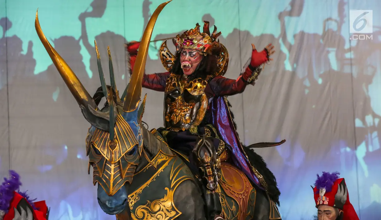 Pemain Teater Koma mementaskan Mahabarata di Kampus Tarumanegara Cilandak, Jakarta, Rabu (17/7/2019).Teater Koma akan kembali menggelar pentas Mahabarata pada 25 Juli-4 Agustus 2019 setelah sebelumnya menggelar Mahabarata: Asmara Raja Dewa pada November 2018. (Liputan6.com/Fery Pradolo)