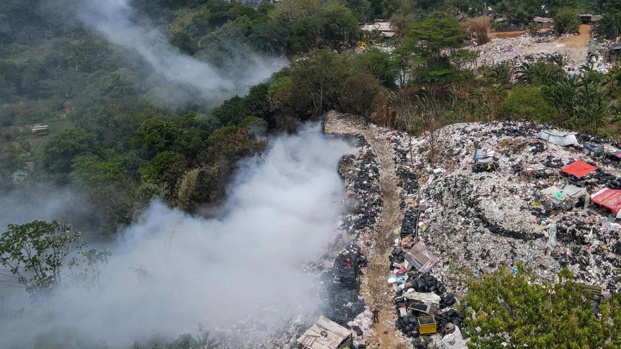 Tampak kepulan asap  menyelimuti TPS Limo akibat tumpukan sampah yang terbakar di Cinere, Depok, Jawa Barat, Senin (23/10/2023).<br>