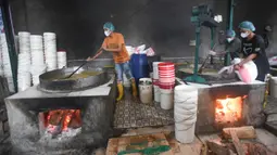 Untuk memenuhi pesanan yang mencapai sekitar 2.000 kue keranjang per hari, pengusaha merekrut tambahan tenaga dari warga sekitar. (merdeka.com/Arie Basuki)