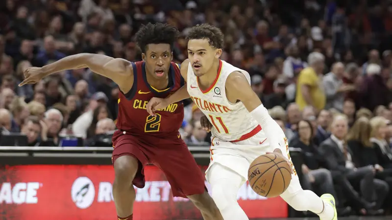 Trae Young (no 11) melakukan penetrasi saat Hawks melawan Cavaliers