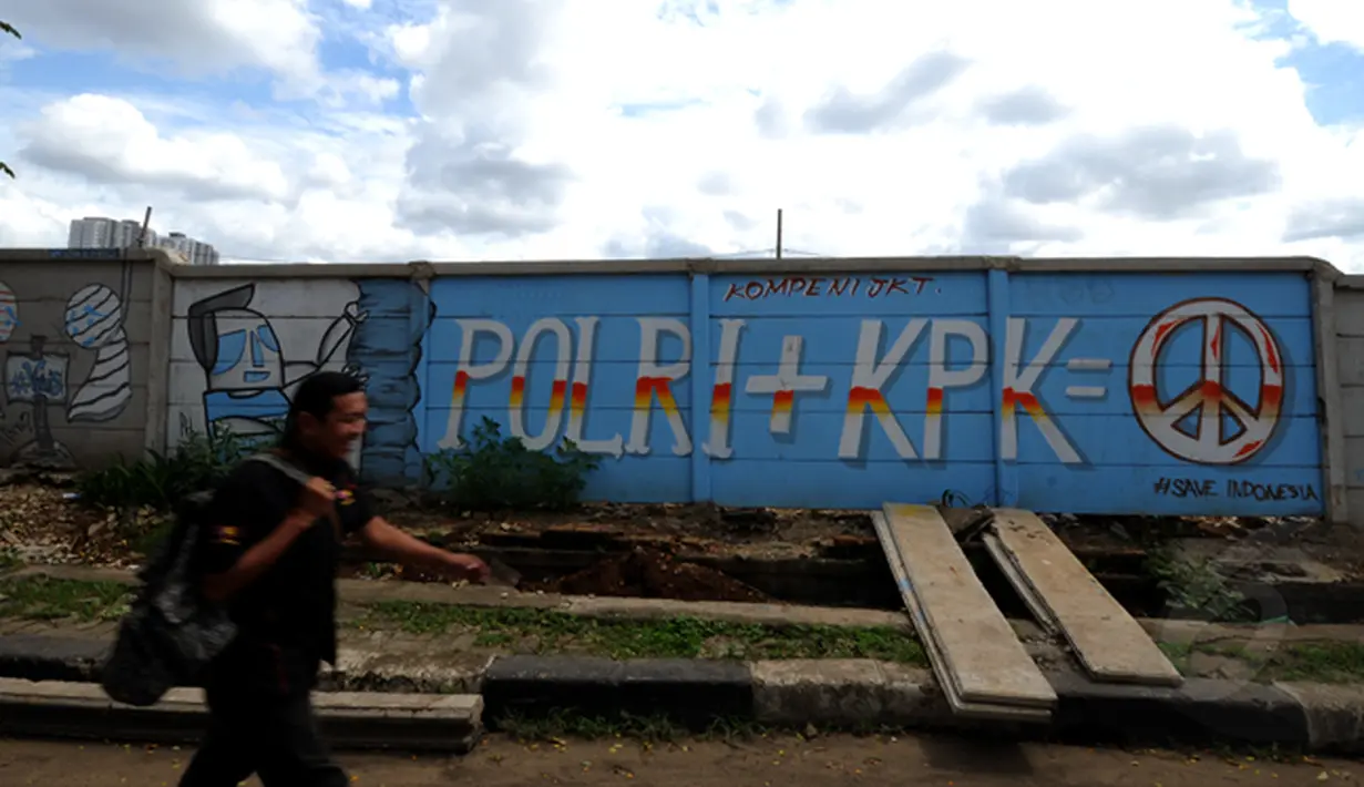 Seorang laki-laki melintas di depan mural di sisi Jalan Juanda, Depok, Jawa Barat. Foto diambil pada Senin (2/3/2015). (Liputan6.com/Helmi Fithriansyah)