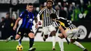 Pertemuan Juve dan Inter Milan berlangsung seru di awal laga. Inter mendapat peluang emas pertama di menit ketiga ketika sundulan Marcus Thuram masih bisa diamankan kiper Juventus Wojciech Szczesny. (MARCO BERTORELLO/AFP)