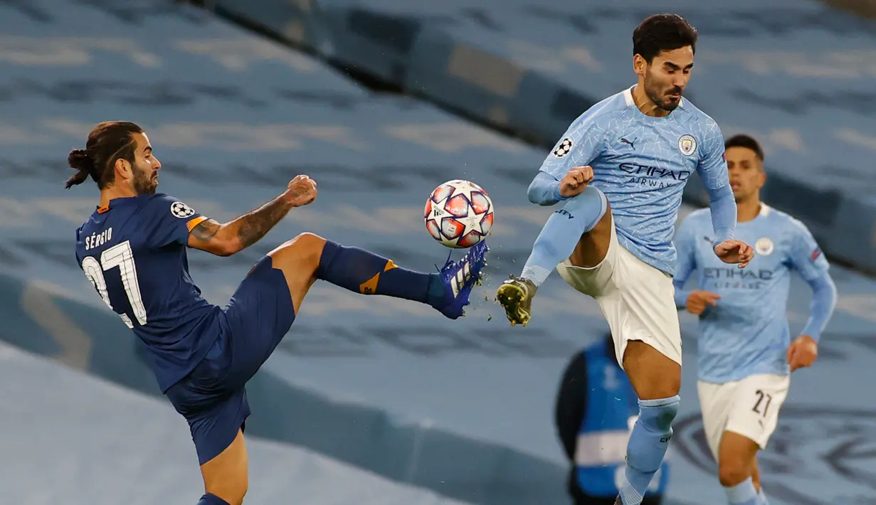 Gelandang FC Porto, Sergio Oliveira berebut bola dengan gelandang Manchester City, Ilkay Gundogan pada matchday pertama Grup C Liga Champions di Etihad Stadium, Kamis (22/10/2020) dini hari WIB. Manchester City sukses menaklukan Porto dengan skor 3-1. (Phil Noble/Pool via AP)