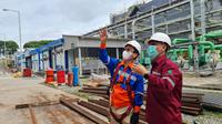 Direktur Utama PKT Rahmad Pribadi (kanan) memantau pabrik 5 Pupuk Kalimantan Timur atau Pupuk Kaltim. (Dok PKT).