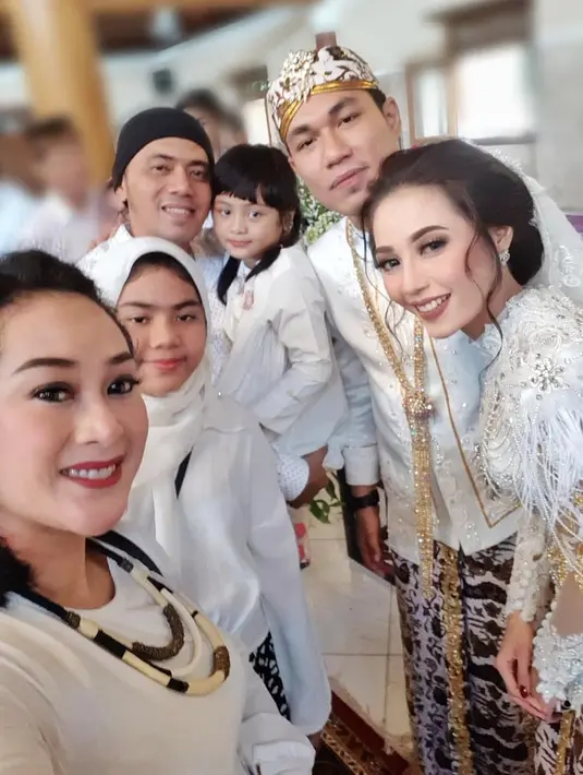 Seperti diketahui, sebelum resmi mempersunting Monica Imas, Rizal Armada pada 8 Mei 2018 silam menggelar acara tunangan. Saat itu, Rizal mengaku ingin menggelar pernikahan secara sederhana di Solo. (Instagram/(Instagram/ikhaswastika)