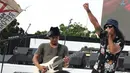 Menghibur masyarakat yang hadir, penampilan Slank berhasil menggebrak panggung. Tak hanya tampil sendiri, Slank juga berkolaborasi dengan musisi Indonesia lain seperti Gita Gutawa, Lala Karmela, Steven Jam, Dira Sugandi, dll. (Bambang E. Ros/Bintang.com)