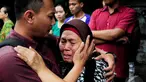 Seorang ibu menangis saat mengetahui rumah dan seluruh perabotannya hangus dimakan api, Jaksel, Kamis (26/6/2014) (Liputan6.com/Faizal Fanani) 