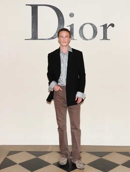 Bintang serial Outer Banks ini tampi klasik melalui siluet tailoring yang bersih dan proporsional [Dior]