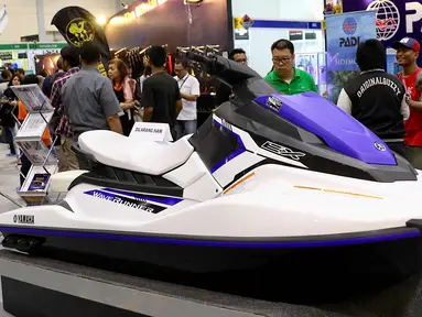 Pengunjung melihat jet ski dalam pameran bertajuk Deep & Extreme Indonesia 2018 di JCC Senayan, Jakarta, Jumat (9/3). Pameran ini digelar dari 8-11 Maret 2018. (Liputan6.com/Immanuel Antonius)