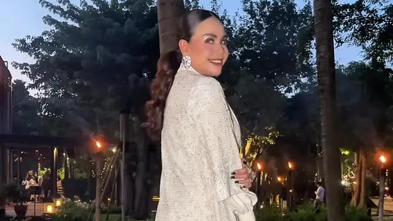 7 Potret Melaney Ricardo Jadi MC Buka Puasa, Dapat Berkah Ramadhan