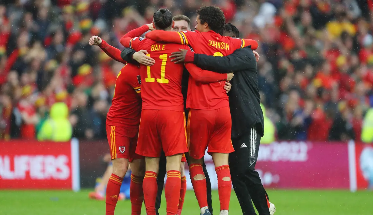 <p>Para pemain Wales merayakan kemenangan atas Ukraina pada pertandingan play-off kualifikasi Piala Dunia 2022 di Stadion Cardiff City, di Cardiff, Wales, Minggu (5/6/2022). Wales menang atas Ukraina dengan skor tipis 1-0. (AFP Photo/Geoff Caddick)</p>