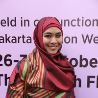 Oki menganggap dengan berbisnis busana muslimah juga dianggapnya sebagai bagian dari dakwah. Visi misi dari bisnisnya ini pun agar orang Indonesia yang mayoritas Muslim bisa menggunakan baju yang rapi dan sopan. (Andy Masela/Bintang.com)