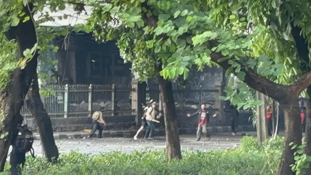 Massa melempari petugas dengan batu dan petasan di kawasan Simpang Slipi, Jakarta Pusat, Kamis (28/8/2025) (Liputan6.com/Ady Anugrahadi)