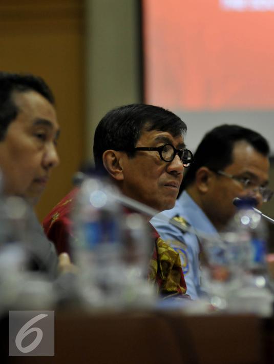 MenkumHAM Yasonna Laoly saat mengikuti Rapat Kerja dengan Komisi I DPR di  Jakarta, Selasa (13/10). Rapat itu membahas RUU tentang pengesahan perjanjian bantuan timbal balik dalam masalah pidana antara Indonesia dan Vietnam. (Liputan6.com/Johan Tallo)