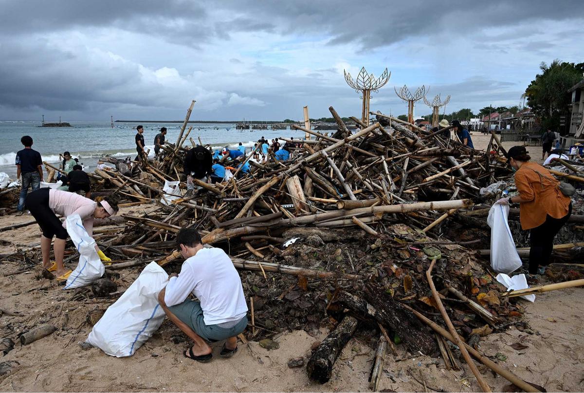 Aksi Bersama Membersihkan Sampah di Pantai Kedonganan Bali