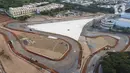 Foto udara progres pembangunan Jakarta International E-Prix Circuit (JIEC) di kawasan Taman Impian Jaya Ancol, Jumat (25/3/2022). Sirkuit yang terdiri dari 18 tikungan dan panjang trek lurus sekitar 527 meter tersebut ditargetkan rampung pada awal April 2022. (Liputan6.com/Herman Zakharia)