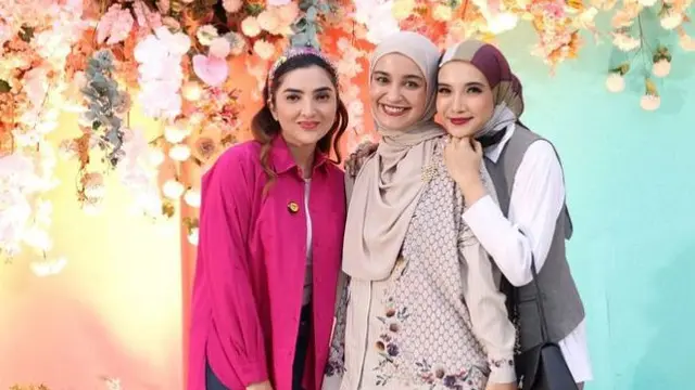 6 Gaya Tamu Seleb di Syukuran 7 Bulan Kehamilan Kedua Lesti Kejora, dari Geng Mamayu, Shireen-Zaskia Sungkar, hingga Aaliyah Massaid