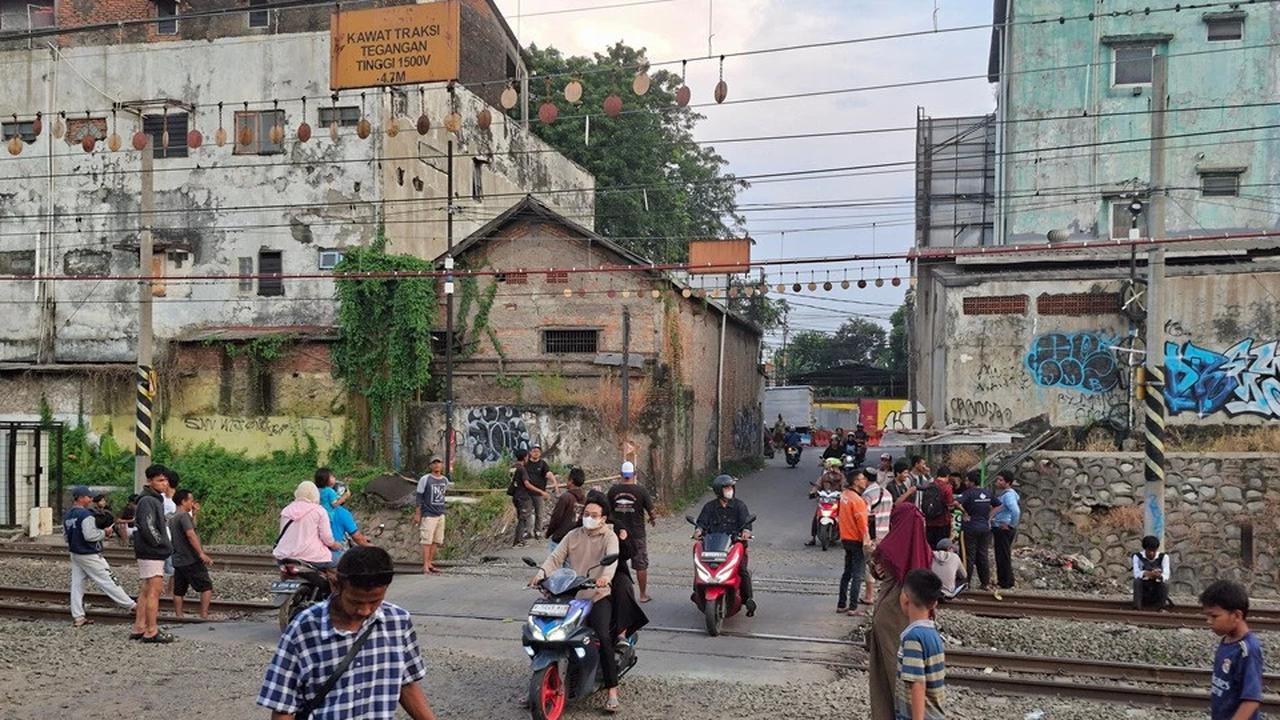Palang Pintu Perlintasan Kereta di Stasiun Bekasi Timur