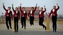 Sejumlah wanita berpose dengan latar belakang Istana Kuno Dinasti Ming dan Qing saat menyambut peserta Kongres Rakyat Nasional di Beijing, China, Minggu (3/3). Kongres ini dihadiri ribuan delegasi dari seluruh China. (AP Photo/Andy Wong)