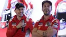 Pebalap Ducati, Andrea Dovizioso dan Jorge Lorenzo (kiri), tertawa saat jumpa pers di Hotel Sheraton, Jakarta, Kamis (1/2/2018). Acara bertajuk "Libas Tantanganmu" ini merupakan rangkaian kampanye dari Shell Advance. (Bola.com/M Iqbal Ichsan)