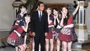 Grup musik Jepang, AKB48 berswafoto dengan PM Thailand, Prayut Chan-O-Cha di Bangkok, Kamis (13/8). Keenam member AKB48 menari di hadapan PM Thailand dengan lagu populer mereka "Koi Suru Fortune Cookie". (Government Spokesman Office via AP)