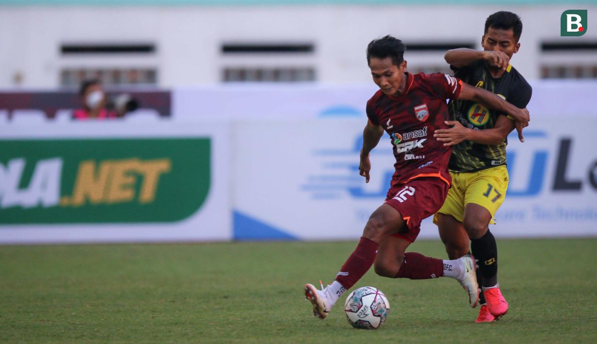 Barito Putera bukan tanpa serangan, skuat asuhan Djajang Nurdjaman bermain mengandalkan serangan balik meskipun belum berbuah gol. Hingga babak pertama berakhir, skor kacamata masih menghiasi babak pertama pertandingan antara Borneo FC melawan Barito Putera. (Bola.com/Bagaskara Lazuardi)